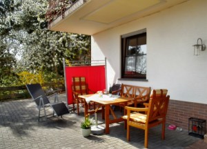 Sitzgelegenheiten vor der Ferienwohnung